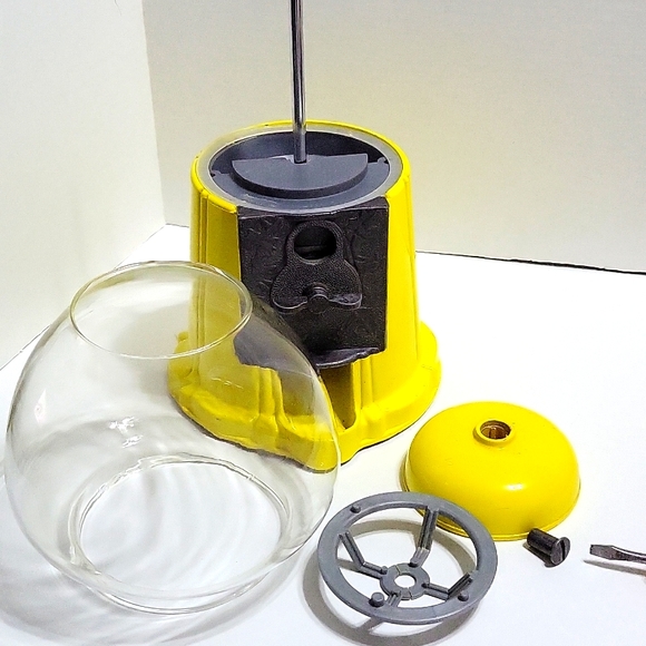 Working yellow candy dispenser/coin bank. - Picture 11 of 14